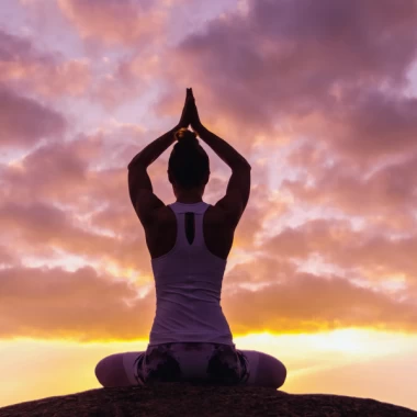 DÈS LE 14 SEPTEMBRE 2026 - Cours de hatha yoga gratuits animés par Madame Lucie Ramsay tous les lundis soir dès 18h à la Salle du Pavillon au 27, rue des Loisirs. Bienvenue à tous !